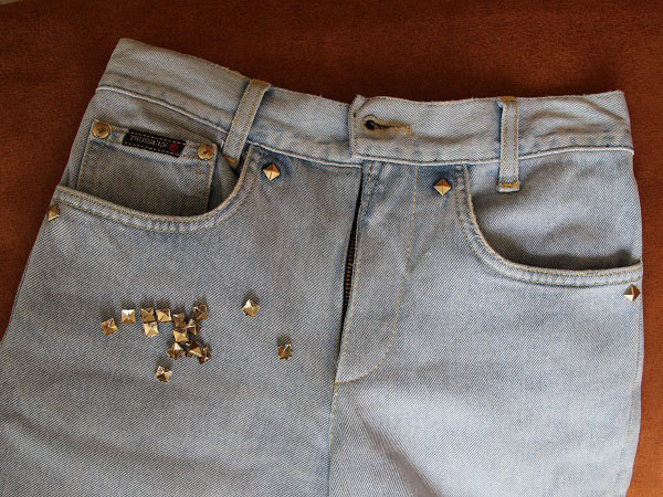 джинсы с заклепками