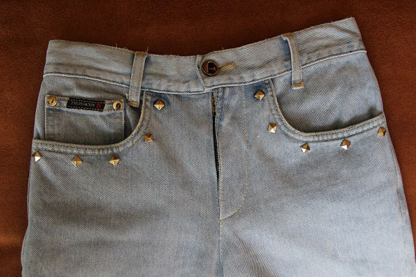 джинсы с заклепками